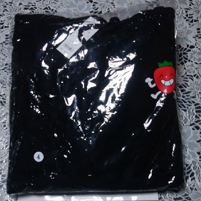 PUNYUS(プニュズ)のPUNYUS 4 6L パーカー イチゴ俺 黒 新品 未開封 タグ付き レディースのトップス(パーカー)の商品写真