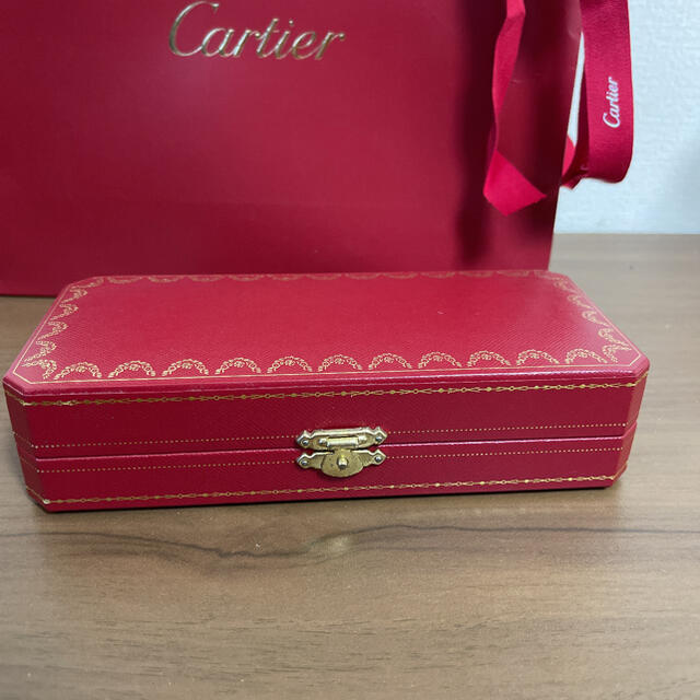 Cartier(カルティエ)のupa様専用ページ  カルティエ　ボールペン　赤　袋とリボン付き　定価5万円程 インテリア/住まい/日用品の文房具(ペン/マーカー)の商品写真