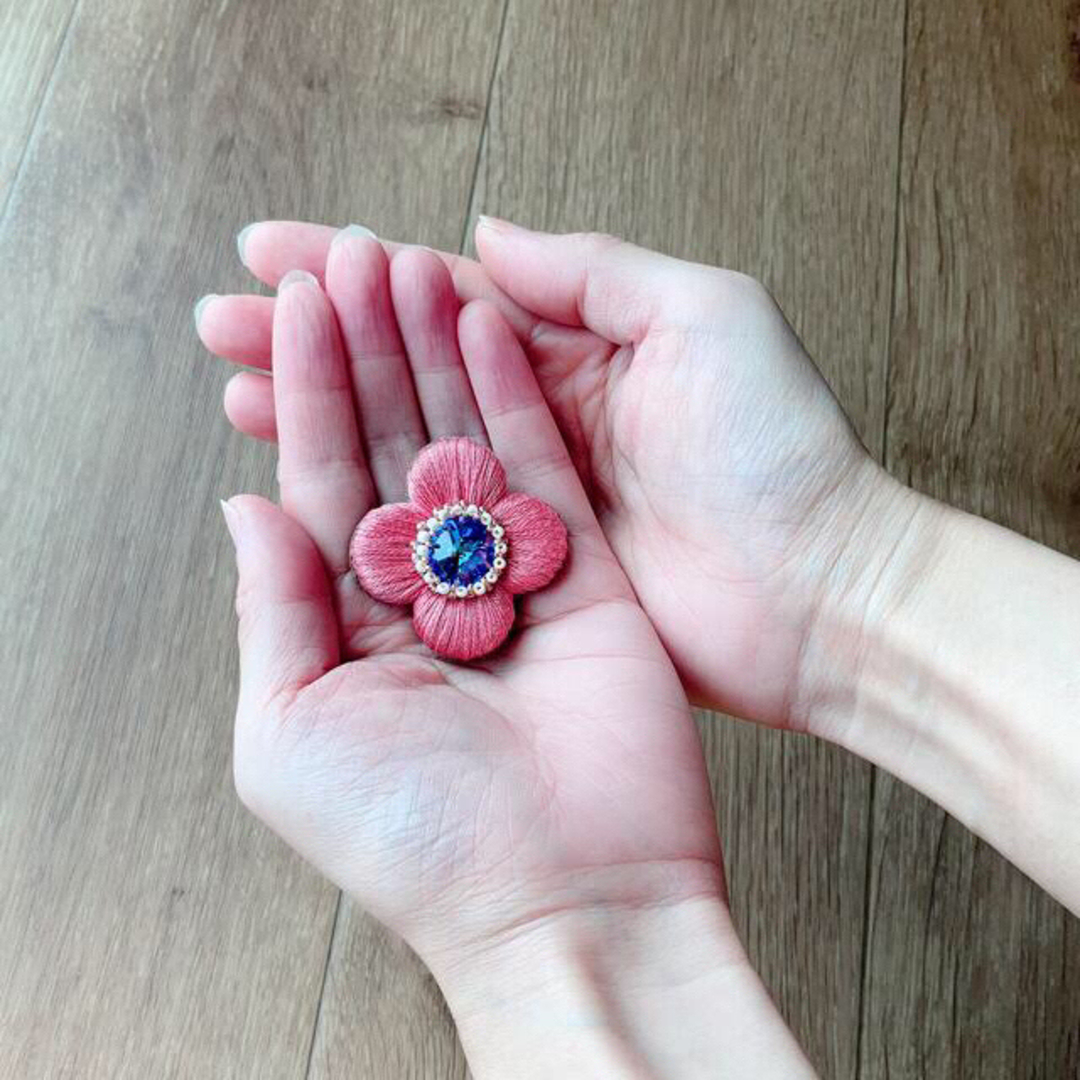 SWAROVSKI(スワロフスキー)のぷっくり艶めくお花の刺繍ブローチorポニーフック　桜ピンク×ブルー ハンドメイドのアクセサリー(ヘアアクセサリー)の商品写真