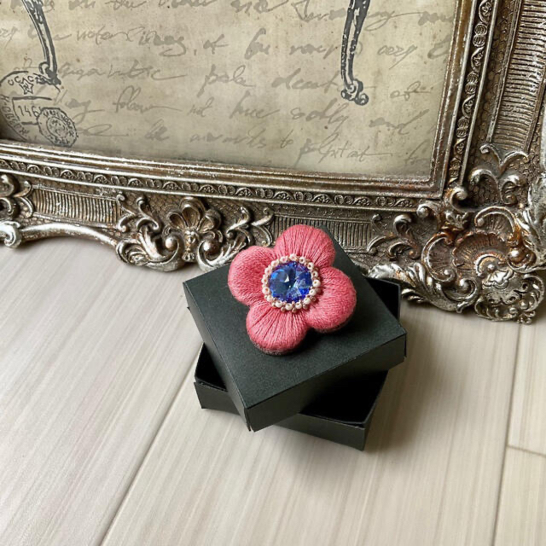 SWAROVSKI(スワロフスキー)のぷっくり艶めくお花の刺繍ブローチorポニーフック　桜ピンク×ブルー ハンドメイドのアクセサリー(ヘアアクセサリー)の商品写真