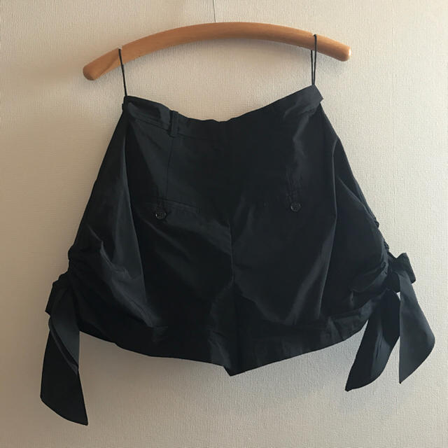 CARVEN(カルヴェン)の最終お値下げ 新品 carven カルヴェン タフタ ショートパンツ レディースのパンツ(ショートパンツ)の商品写真