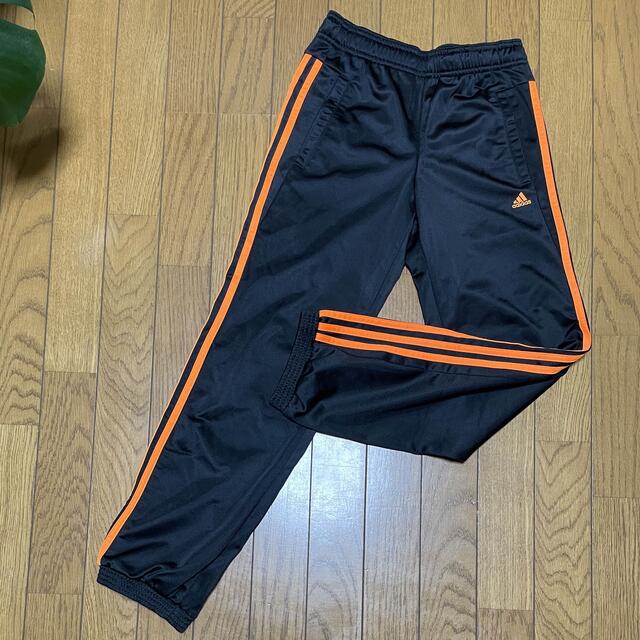 adidas(アディダス)のadidas150cmジャージセットアップ黒・オレンジパンツ・ズボン キッズ/ベビー/マタニティのキッズ服男の子用(90cm~)(パンツ/スパッツ)の商品写真