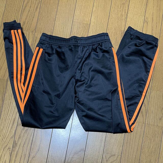 adidas(アディダス)のadidas150cmジャージセットアップ黒・オレンジパンツ・ズボン キッズ/ベビー/マタニティのキッズ服男の子用(90cm~)(パンツ/スパッツ)の商品写真