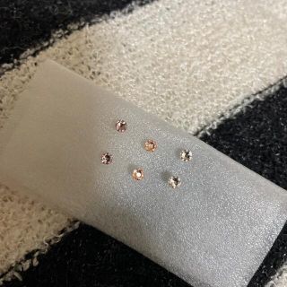 スワロフスキー(SWAROVSKI)のベージュ 樹脂 ピアス スワロフスキー(ピアス)