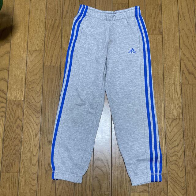 adidas(アディダス)のadidas140cmスウェットセットアップ上下・グレー青パンツ・ズボン部屋着 キッズ/ベビー/マタニティのキッズ服男の子用(90cm~)(パンツ/スパッツ)の商品写真