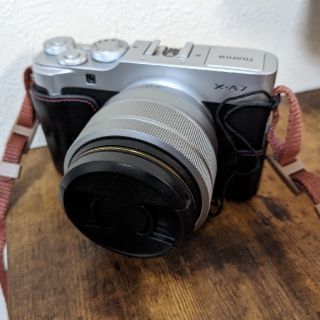 フジフイルム(富士フイルム)のFujifilm x-a7 レンズキット SILVER　専用ケース、フィルム付(ミラーレス一眼)