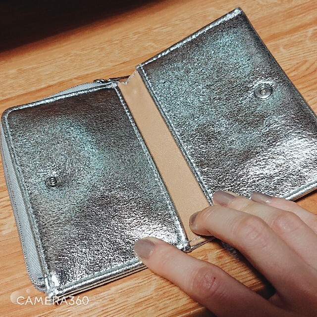 GU(ジーユー)のGU ジップミニウォレット シルバー レディースのファッション小物(財布)の商品写真