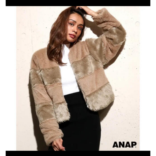 ANAP(アナップ)のANAP 異素材フェイクファーコート　ベージュ レディースのジャケット/アウター(毛皮/ファーコート)の商品写真