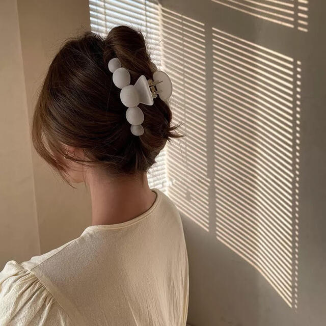 who's who Chico(フーズフーチコ)のヘアクリップグレー レディースのヘアアクセサリー(バレッタ/ヘアクリップ)の商品写真