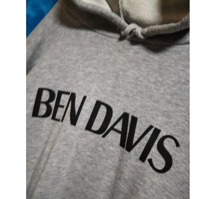 BEN DAVIS(ベンデイビス)のBENDAVISベンデイビス デカロゴ ライトグレーカラー プルオーバーパーカー メンズのトップス(パーカー)の商品写真