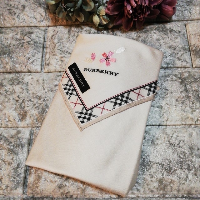 BURBERRY(バーバリー)の新品シール付　バーバリー　BURBERRY　ハンカチーフ レディースのファッション小物(ハンカチ)の商品写真