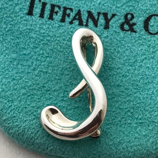 ティファニー(Tiffany & Co.)のTiffany イニシャルs ブローチ(ブローチ/コサージュ)