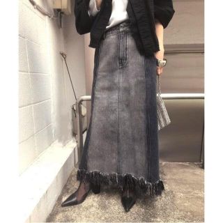 アメリヴィンテージ(Ameri VINTAGE)のAMERI RAGGED DENIM SKIRT 新木優子着用(ロングスカート)