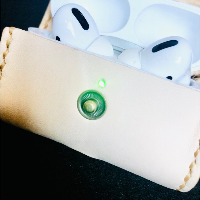 【AirPods Pro】本革カバー ナチュラル× ベージュ スマホ/家電/カメラのオーディオ機器(ヘッドフォン/イヤフォン)の商品写真