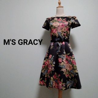 エムズグレイシー(M'S GRACY)の【未使用品】エムズグレイシー  フラワー ワンピース　ベルト　ブラック　ドレス(ひざ丈ワンピース)