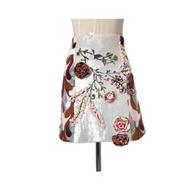 パリコレ 春夏ランウェイ きらきら光る薔薇とアスチルベのお花装飾ミニスカートスカート