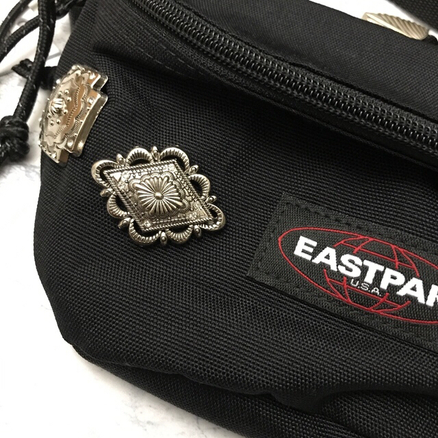 TAKEO KIKUCHI(タケオキクチ)の未使用　EASTPAK 別注バッグ　ボディバック メタルパーツ メンズのバッグ(ウエストポーチ)の商品写真