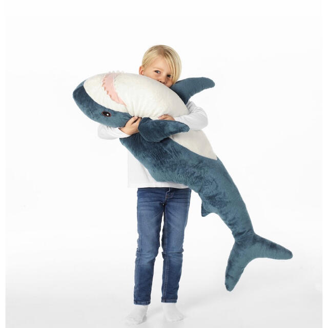 IKEA(イケア)の【新品・送料込み】IKEA  ブローハイ サメのぬいぐるみ　100 cm キッズ/ベビー/マタニティのおもちゃ(ぬいぐるみ/人形)の商品写真