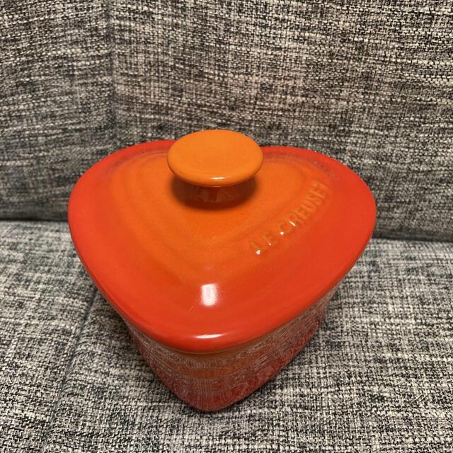 LE CREUSET(ルクルーゼ)の[新品]LE CREUSETル・クルーゼ ラムカン・ダムール フタ付き　オレンジ インテリア/住まい/日用品のキッチン/食器(食器)の商品写真