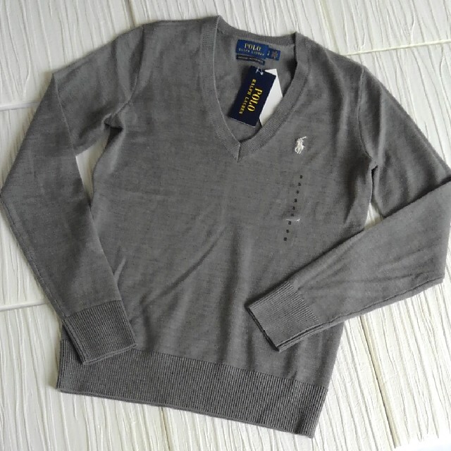 POLO RALPH LAUREN(ポロラルフローレン)のPOLO RALPH LAURENグレーVネックセーター ⭐新品⭐Sサイズ  レディースのトップス(ニット/セーター)の商品写真