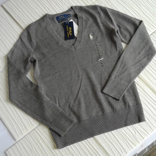 POLO RALPH LAUREN(ポロラルフローレン)のPOLO RALPH LAURENグレーVネックセーター ⭐新品⭐Sサイズ  レディースのトップス(ニット/セーター)の商品写真