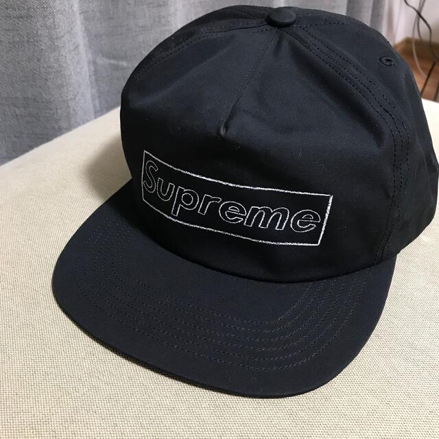 Supreme(シュプリーム)の込★Supreme/KAWS Chalk Logo5-Panelキャップ★黒 メンズの帽子(キャップ)の商品写真