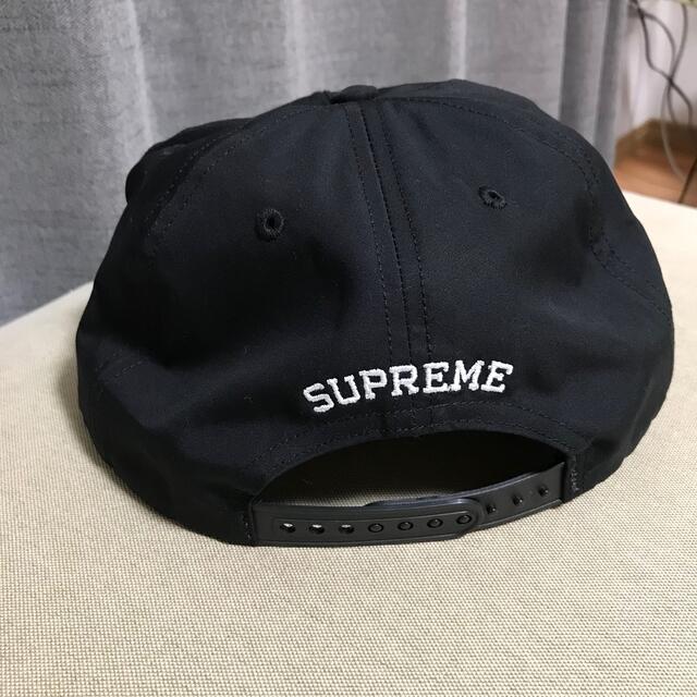 Supreme(シュプリーム)の込★Supreme/KAWS Chalk Logo5-Panelキャップ★黒 メンズの帽子(キャップ)の商品写真