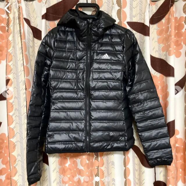 adidas(アディダス)のアディダス　ダウンジャケット　ジャンパー  レディース　ブラック　黒　赤　冬 レディースのジャケット/アウター(ダウンジャケット)の商品写真