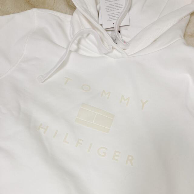 TOMMY HILFIGER(トミーヒルフィガー)のTOMMY HILFIGER フロッキーロゴパーカー レディースのトップス(トレーナー/スウェット)の商品写真