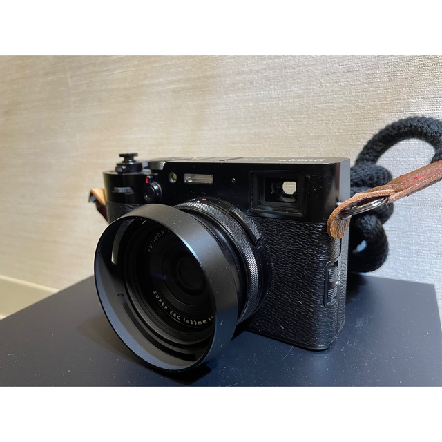 富士フイルム(フジフイルム)のボン様　FUJI FILM コンパクトデジタルカメラ X100V BLACK スマホ/家電/カメラのカメラ(コンパクトデジタルカメラ)の商品写真