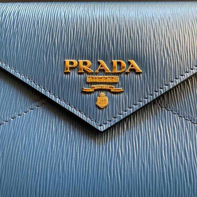 PRADA(プラダ)の未使用 PRADA プラダ エンベロープ 二つ折り長財布 レディースのファッション小物(財布)の商品写真