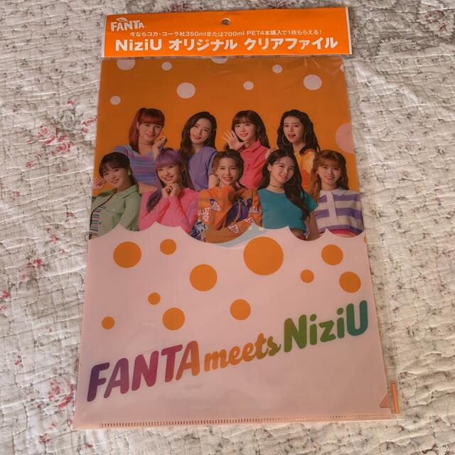 コカ・コーラ(コカコーラ)のNiziU クリアファイル エンタメ/ホビーのタレントグッズ(アイドルグッズ)の商品写真