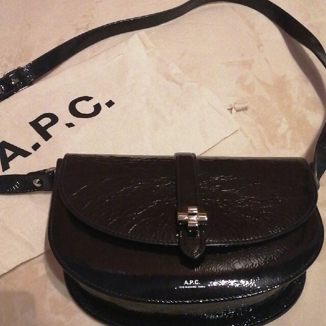 最高級 パテントレザー】APC ハーフムーン ショルダーバック 最高級 パテントレザー】APC ハーフムーン ショルダーバック