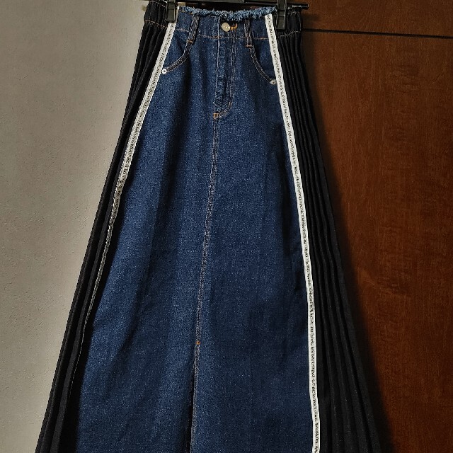 Ameri VINTAGE(アメリヴィンテージ)のside pleats denim skirt ameri レディースのスカート(ロングスカート)の商品写真