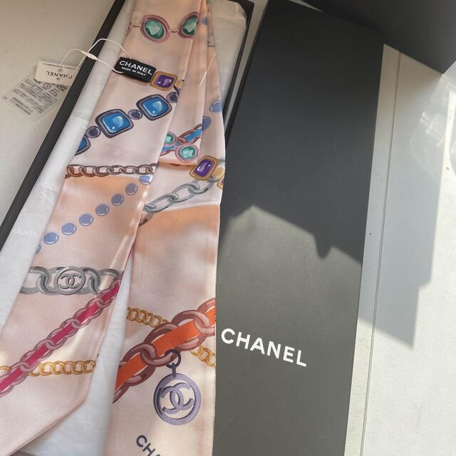 CHANEL(シャネル)のCHANELアクセサリーシルクツイリーヘアバンド❤️新品タグ付き レディースのファッション小物(バンダナ/スカーフ)の商品写真