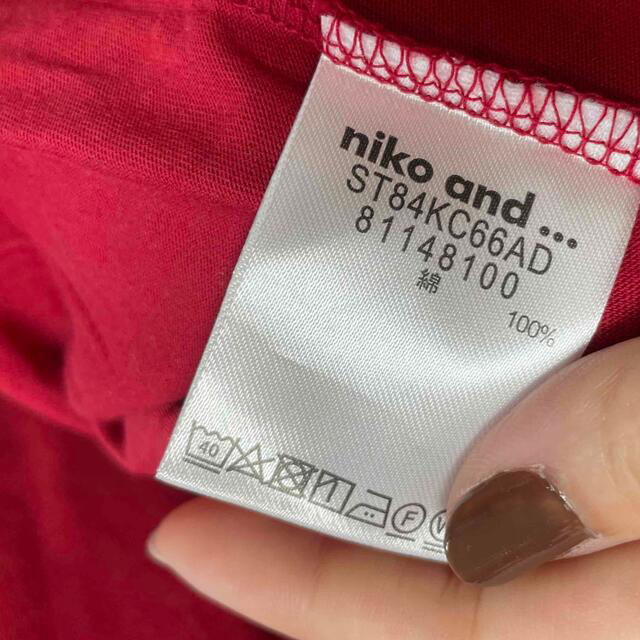 niko and...(ニコアンド)のNiko and…BASIC 長袖シャツ ボートネック スリット 3サイズ 赤 レディースのトップス(Tシャツ(長袖/七分))の商品写真