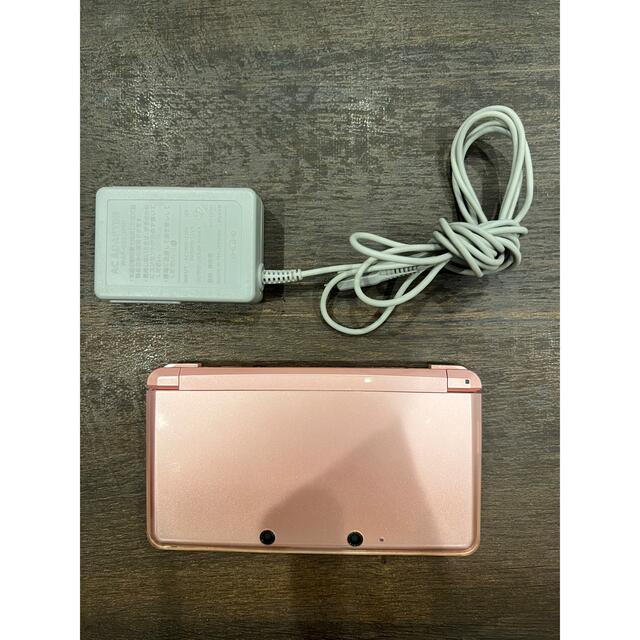 ニンテンドー3DS(ニンテンドー3DS)のNINTENDO 3DS ピンク　SDカード2GB付き エンタメ/ホビーのゲームソフト/ゲーム機本体(携帯用ゲーム機本体)の商品写真