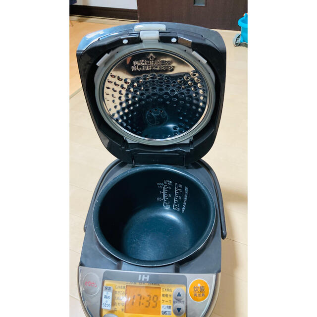 象印(ゾウジルシ)の美品　ZOJIRUSHI NP-VL10 象印IH炊飯ジャー 炊飯器　5.５合炊 インテリア/住まい/日用品のキッチン/食器(調理道具/製菓道具)の商品写真