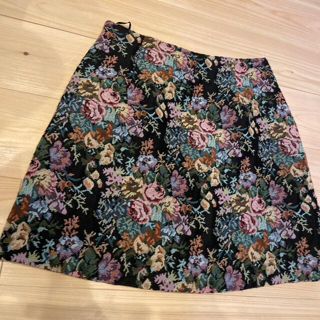 GU(ジーユー)のGU ゴブラン織り風　花柄　ミニスカート レディースのスカート(ミニスカート)の商品写真