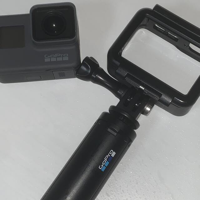 GoPro(ゴープロ)の【即発送】GoPro HERO5 Black（三脚&MicroSDカード付き） スマホ/家電/カメラのカメラ(ビデオカメラ)の商品写真