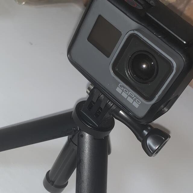 GoPro(ゴープロ)の【即発送】GoPro HERO5 Black（三脚&MicroSDカード付き） スマホ/家電/カメラのカメラ(ビデオカメラ)の商品写真