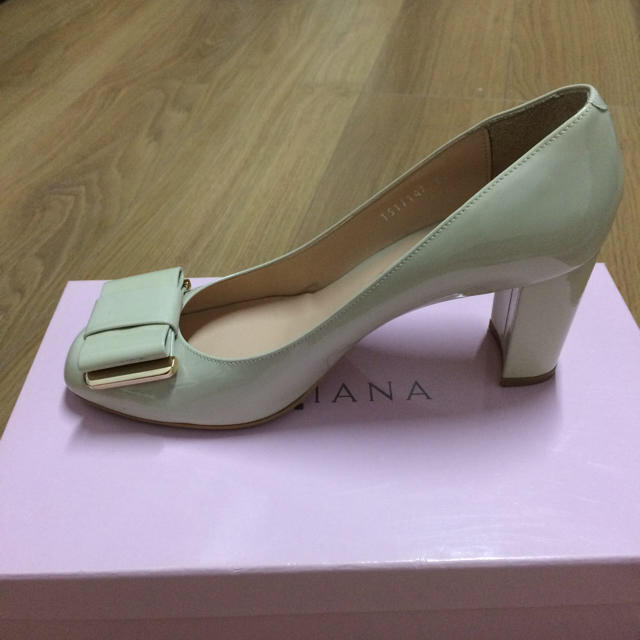 DIANA(ダイアナ)のDIANA 白パンプス レディースの靴/シューズ(ハイヒール/パンプス)の商品写真