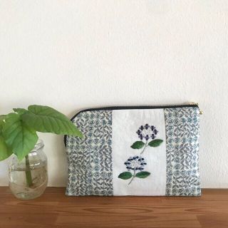 ミナペルホネン(mina perhonen)のkoto5106様　リバティ　刺繍ポーチ【紫陽花】【桔梗】(ポーチ)