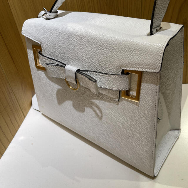 Samantha Thavasa(サマンサタバサ)のサマンサタバサ　本革　芸能人使用モデル　ホワイト　ハンドバッグ レディースのバッグ(ハンドバッグ)の商品写真