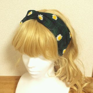 キャセリーニ(Casselini)の【美品】チェック&デイジー柄ヘアバンド(ヘアバンド)