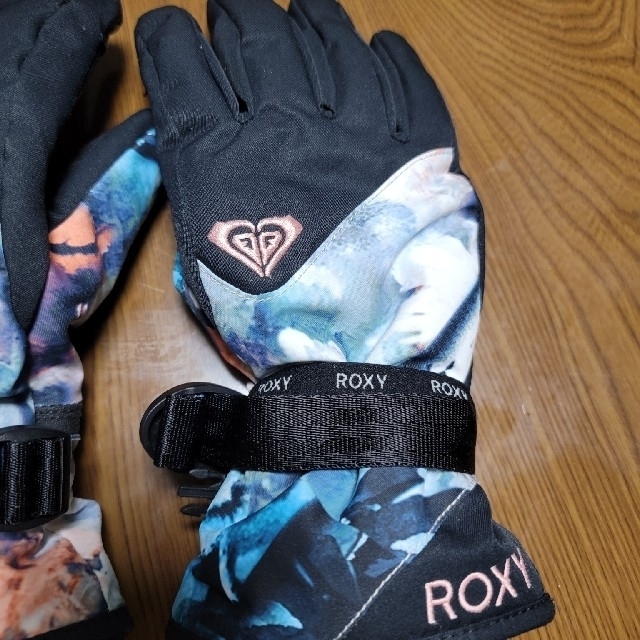 Roxy(ロキシー)のmonimonI様専用　ROXYロキシー　スキー. スノーボードグローブM スポーツ/アウトドアのスノーボード(ウエア/装備)の商品写真