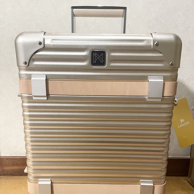 かりゆし三線23様専用！LANZZOランツォ　スーツケース　33L ゴールド レディースのバッグ(スーツケース/キャリーバッグ)の商品写真