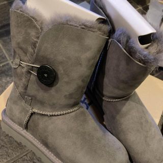 アグ(UGG)の新品　UGG ベイリーボタン　グレー　5(ブーツ)