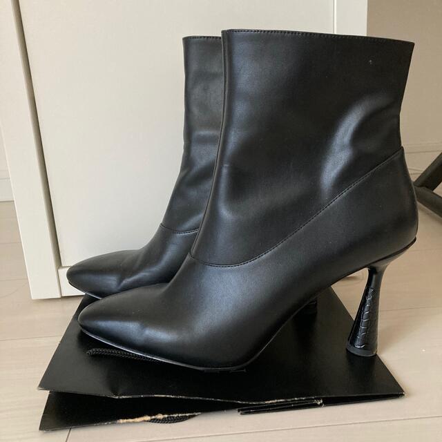 Charles and Keith(チャールズアンドキース)の【値下げ】CHARLES&KEITH ショートブーツBLACK（未入荷サイズ） インテリア/住まい/日用品のオフィス用品(その他)の商品写真