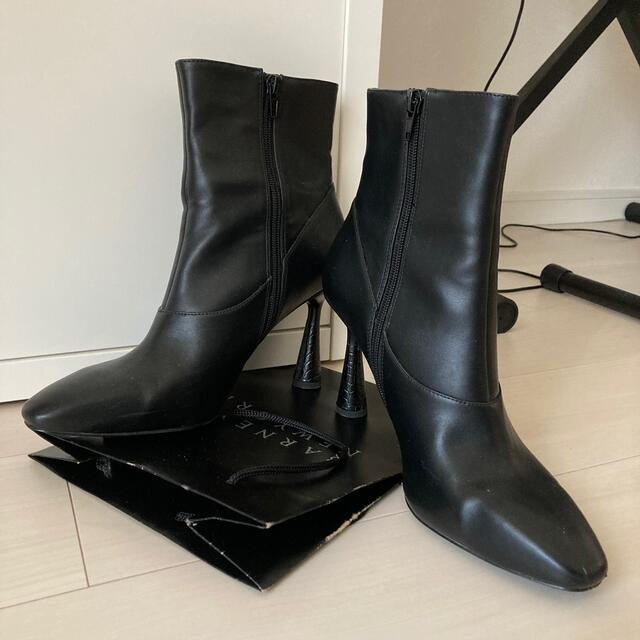 Charles and Keith(チャールズアンドキース)の【値下げ】CHARLES&KEITH ショートブーツBLACK（未入荷サイズ） インテリア/住まい/日用品のオフィス用品(その他)の商品写真